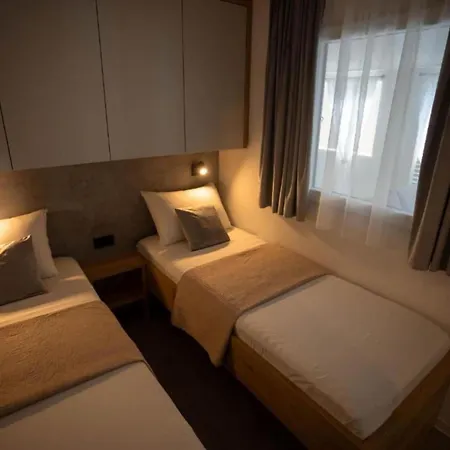 Lux Mobile Homes - Two Bedroom With Private Hot Tub Maris