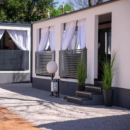 Lux Mobile Homes - Two Bedroom With Private Hot Tub Maris