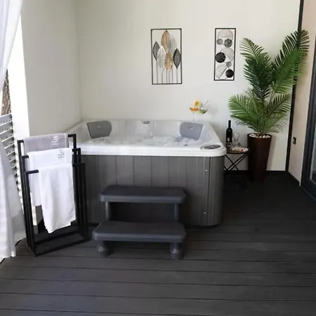 Lux Mobile Homes - Two Bedroom With Private Hot Tub Maris *